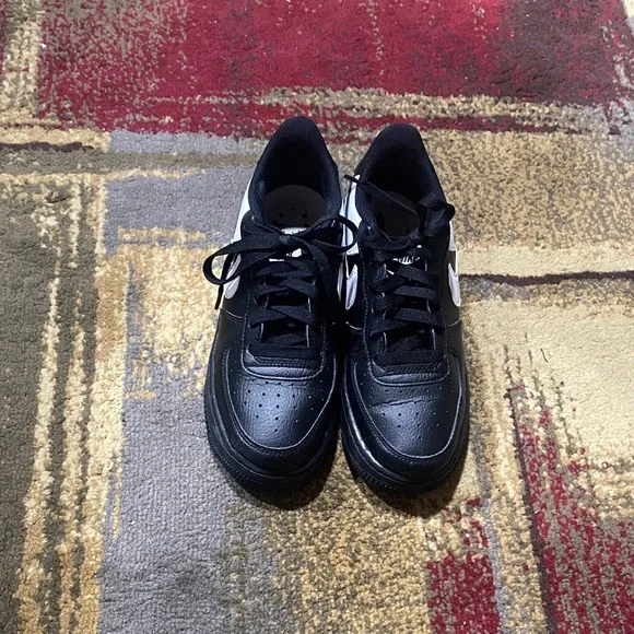 Nike Black and White Sneakers - Picture 1 of 5